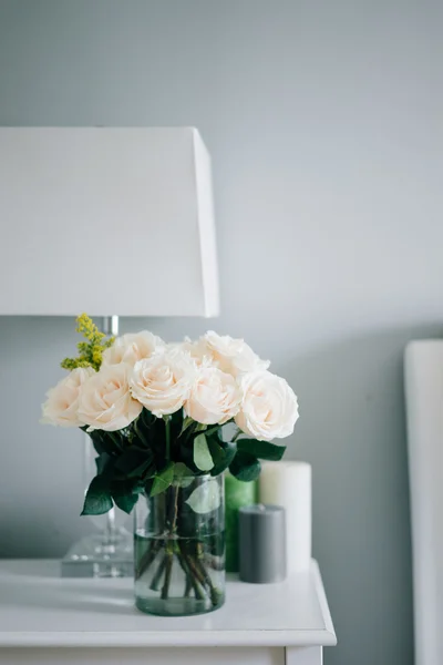 Bouquet of white pastel roses in white interior — Stock Photo, Image