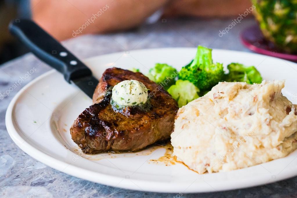 Steak with mashed potatoes and broccoli