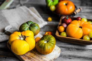 Rustik ahşap arka plan üzerinde renkli hatıra domates