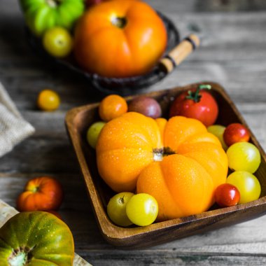 Rustik ahşap arka plan üzerinde renkli hatıra domates