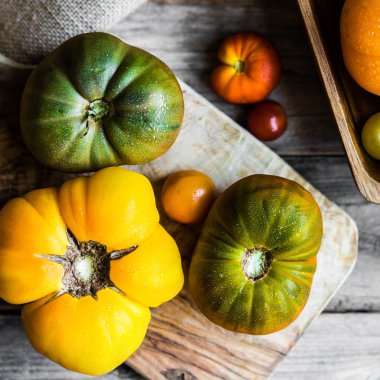 Rustik ahşap arka plan üzerinde renkli hatıra domates