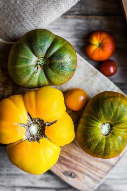 Rustik ahşap arka plan üzerinde renkli hatıra domates