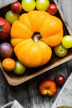 Rustik ahşap arka plan üzerinde renkli hatıra domates