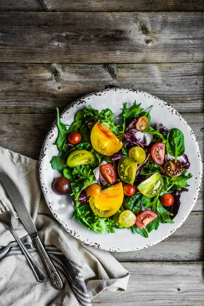 Salată proaspătă cu spanac, arugula și roșii de moștenire pe rustic — Fotografie, imagine de stoc