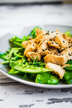 Ispanak, roka ve bezelye rustik ahşap b ile ızgara tavuk