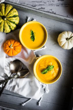 Rustik zemin üzerine balkabağı çorbası