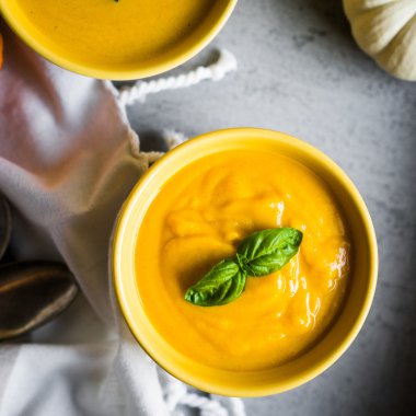 Rustik zemin üzerine balkabağı çorbası