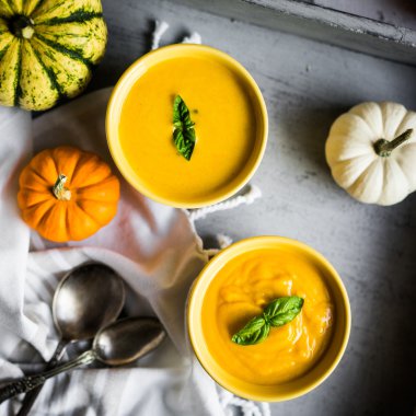 Rustik zemin üzerine balkabağı çorbası