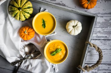 Rustik zemin üzerine balkabağı çorbası