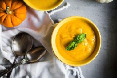 Rustik zemin üzerine balkabağı çorbası