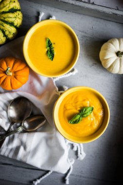 Rustik zemin üzerine balkabağı çorbası