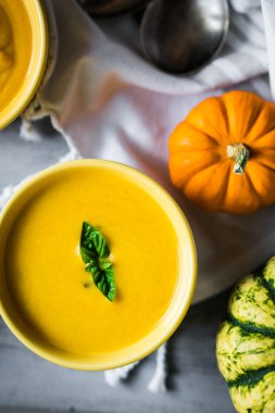 Rustik zemin üzerine balkabağı çorbası