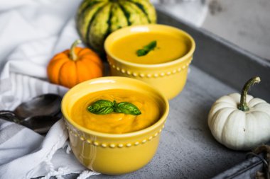 Rustik zemin üzerine balkabağı çorbası