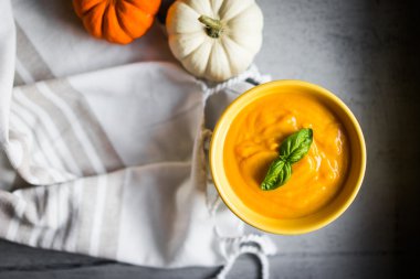 Rustik zemin üzerine balkabağı çorbası