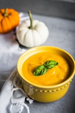 Rustik zemin üzerine balkabağı çorbası