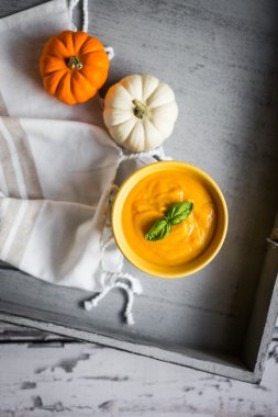 Rustik zemin üzerine balkabağı çorbası