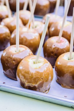 elma karamel içinde