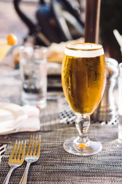 Склянка пива на відкритому повітрі — стокове фото