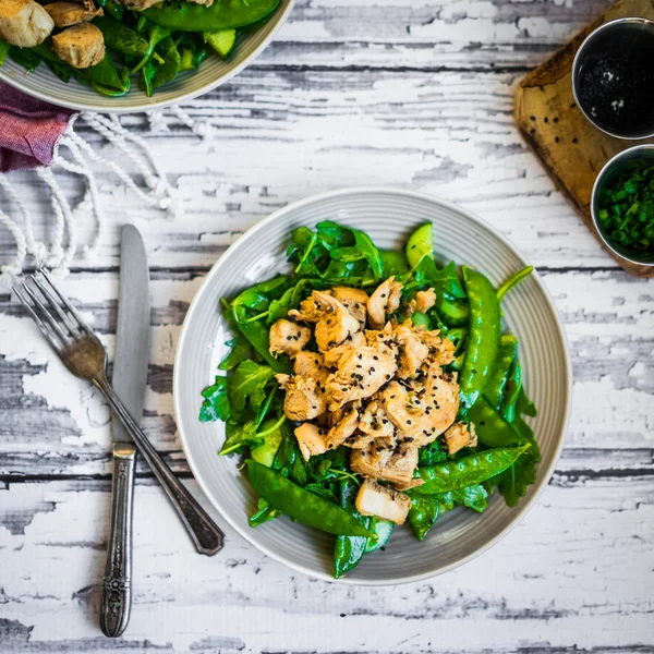 Pollo alla griglia con spinaci, rucola e piselli su legno rustico b — Foto Stock