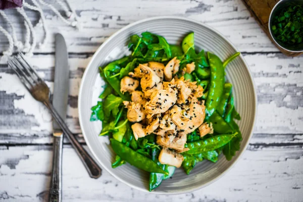 Pollo alla griglia con spinaci, rucola e piselli su legno rustico b — Foto Stock