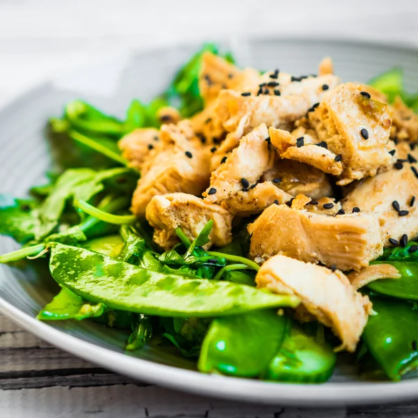 Grilled chicken with spinach,arugula and peas on rustic wooden b — Stock Photo, Image