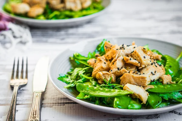 Grillad kyckling med spenat, rucola och ärtor på rustika trä b — Stockfoto