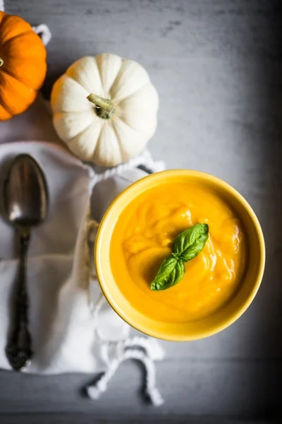 Sopa de calabaza sobre fondo rústico —  Fotos de Stock