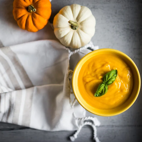 Kürbissuppe auf rustikalem Hintergrund — Stockfoto