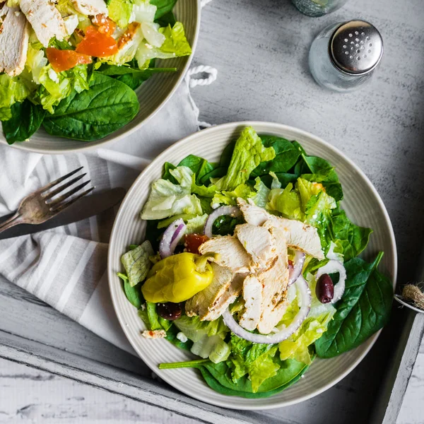 Ensalada de pollo verde sobre fondo de madera —  Fotos de Stock