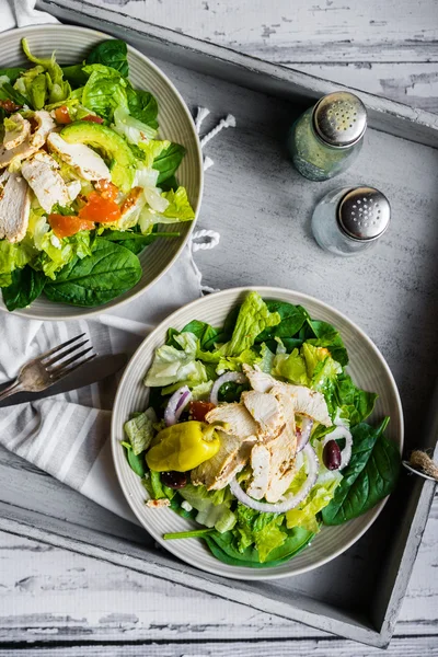 Salade de poulet vert sur fond en bois — Photo