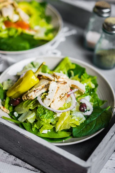 Salade de poulet vert sur fond en bois — Photo