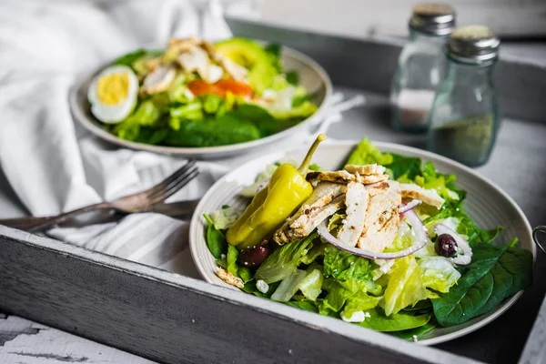 Salad ayam hijau pada latar belakang kayu — Stok Foto