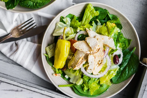 Salade de poulet vert sur fond en bois — Photo