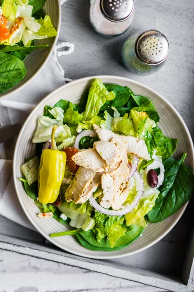 Salade de poulet vert sur fond en bois — Photo