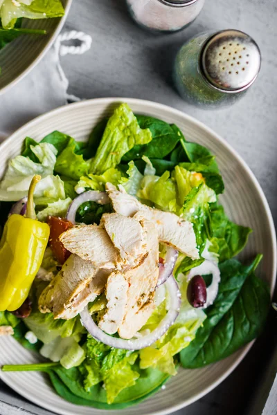 Ensalada de pollo verde sobre fondo de madera —  Fotos de Stock