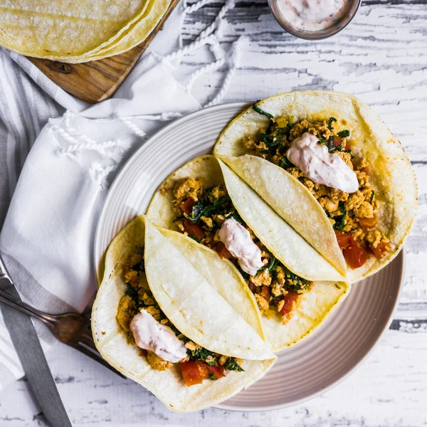 Tacos com frango e legumes em fundo de madeira branca — Fotografia de Stock