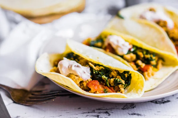 Tacos com frango e legumes em fundo de madeira branca — Fotografia de Stock