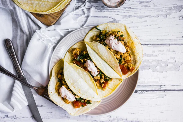 Tacos con pollo e verdure su sfondo di legno bianco — Foto Stock
