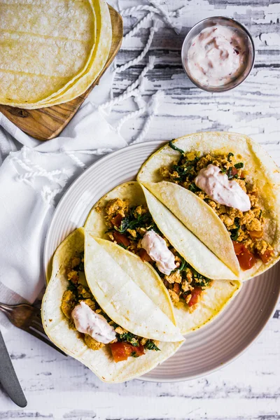 Tacos con pollo y verduras sobre fondo de madera blanca — Foto de Stock