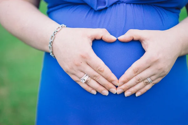 Pregnant woman is making heart — Stock Photo, Image