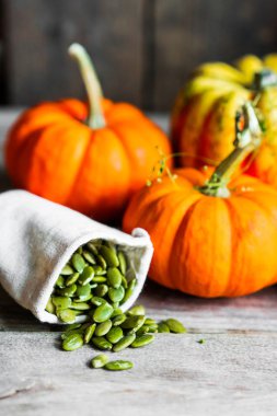 Rustik arka plan üzerinde kabak çekirdeği