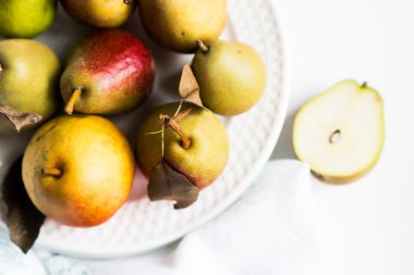 Beyaz pastel arka planda sonbahar armut