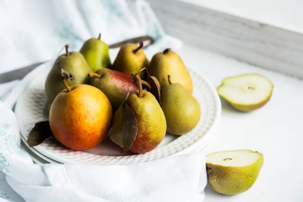 Peras de otoño sobre fondo blanco pastel —  Fotos de Stock