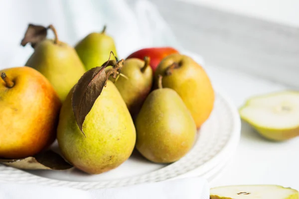 Peras de otoño sobre fondo blanco pastel — Foto de Stock