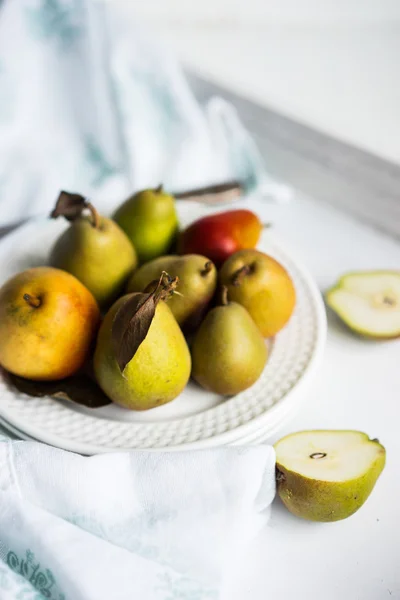 Peras de otoño sobre fondo blanco pastel —  Fotos de Stock