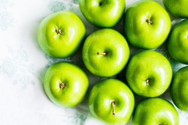 Beyaz peçete üzerinde parlak yeşil elma