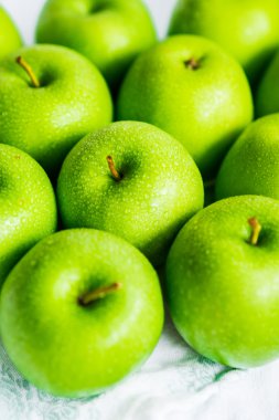 Beyaz peçete üzerinde parlak yeşil elma