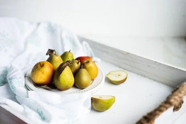 Peras de otoño sobre fondo blanco pastel —  Fotos de Stock