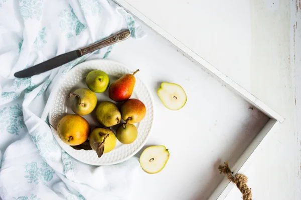 Peras de otoño sobre fondo blanco pastel —  Fotos de Stock