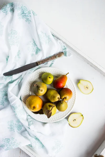 Peras de otoño sobre fondo blanco pastel —  Fotos de Stock